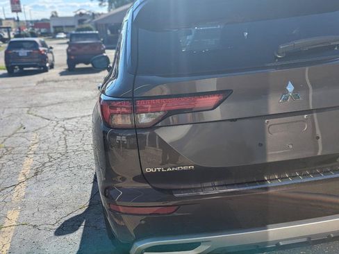 Used 2023 Mitsubishi Outlander 4WD Plug-In Hybrid image 10