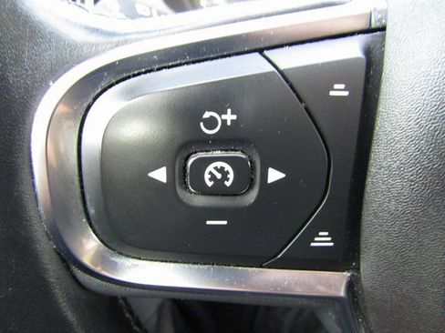 Used 2019 Volvo XC60 T5 Momentum w/ Premium Package image 16