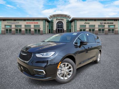 New 2022 Chrysler Pacifica Touring-L w/ Uconnect Theater Family Group