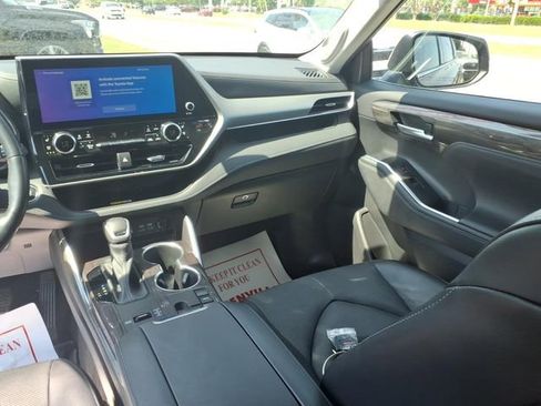 Used 2023 Toyota Highlander Platinum FWD image 11