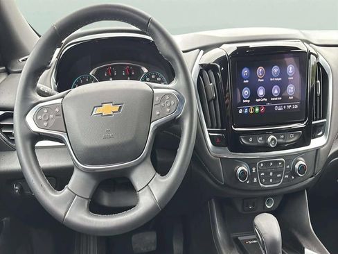 Used 2023 Chevrolet Traverse LT image 12