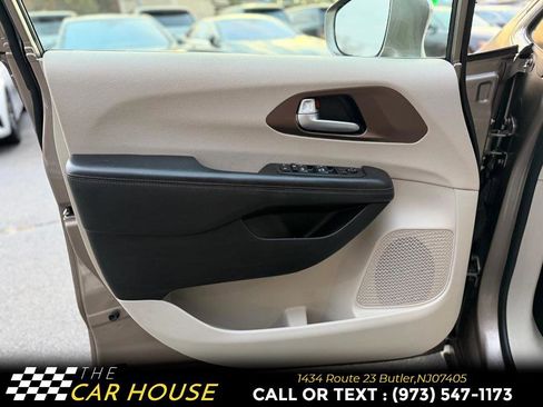 Used 2018 Chrysler Pacifica Touring-L w/ Premium Audio Group image 15