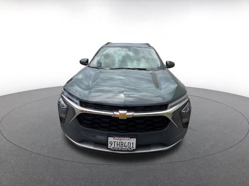 Used 2025 Chevrolet Trax LT FWD image 4
