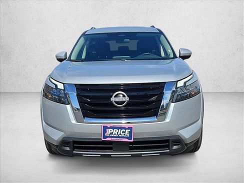 Used 2024 Nissan Pathfinder SV FWD image 2