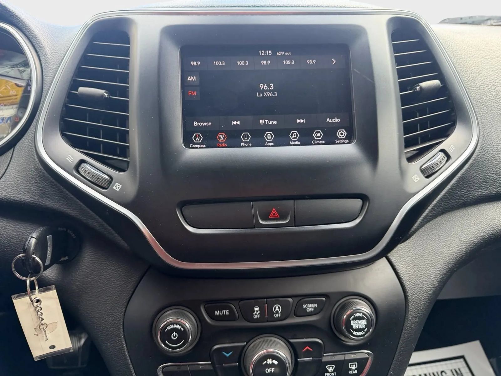 Used 2019 Jeep Cherokee Latitude w/ Popular Appearance Group AWD/4WD image 11