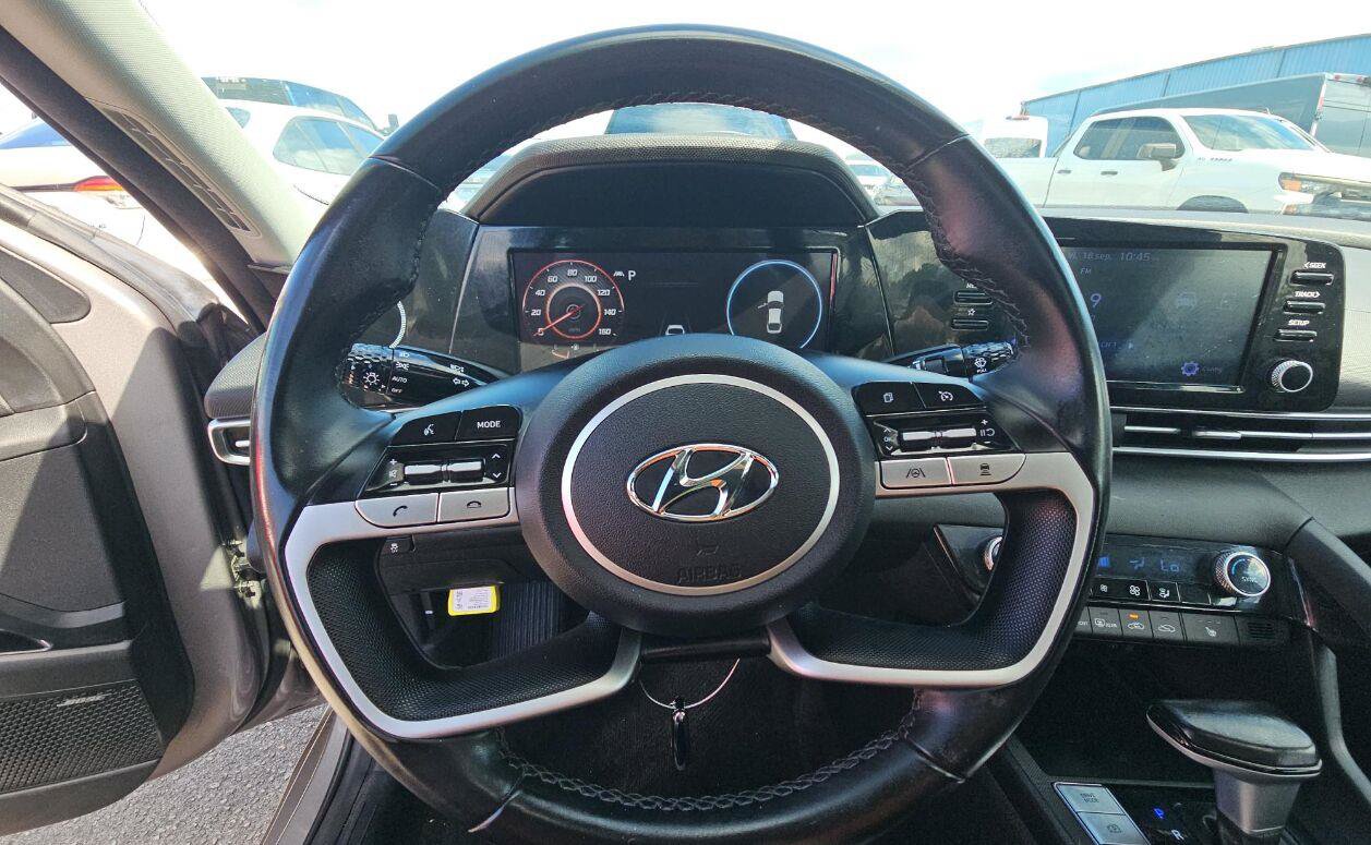 Used 2022 Hyundai Elantra SEL w/ Convenience + Premium Package FWD image 5