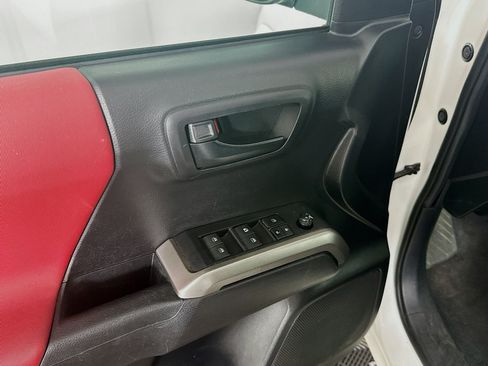 Used 2021 Toyota Tacoma SR5 AWD/4WD image 15