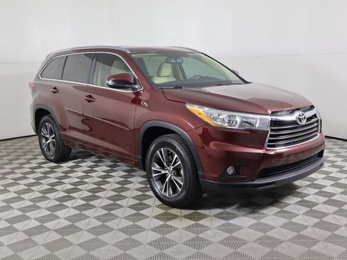 Used 2016 Toyota Highlander XLE image 3