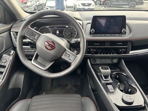 Used 2025 Nissan Rogue SV image 7