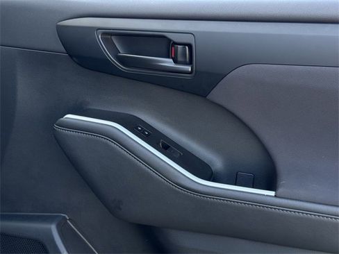 Used 2024 Toyota Highlander LE image 27