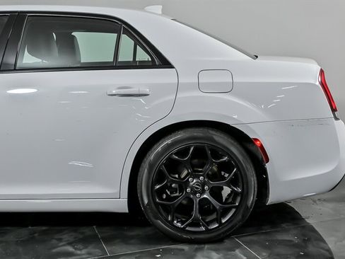 Used 2019 Chrysler 300 S RWD image 7