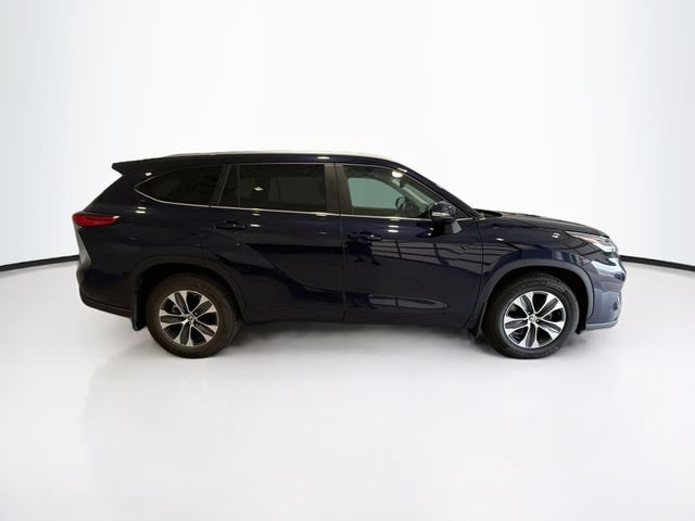 Used 2023 Toyota Highlander XLE AWD/4WD image 7