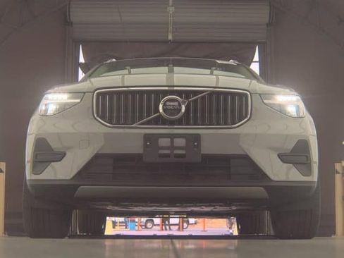 Used 2025 Volvo XC40 B5 Core AWD/4WD image 2