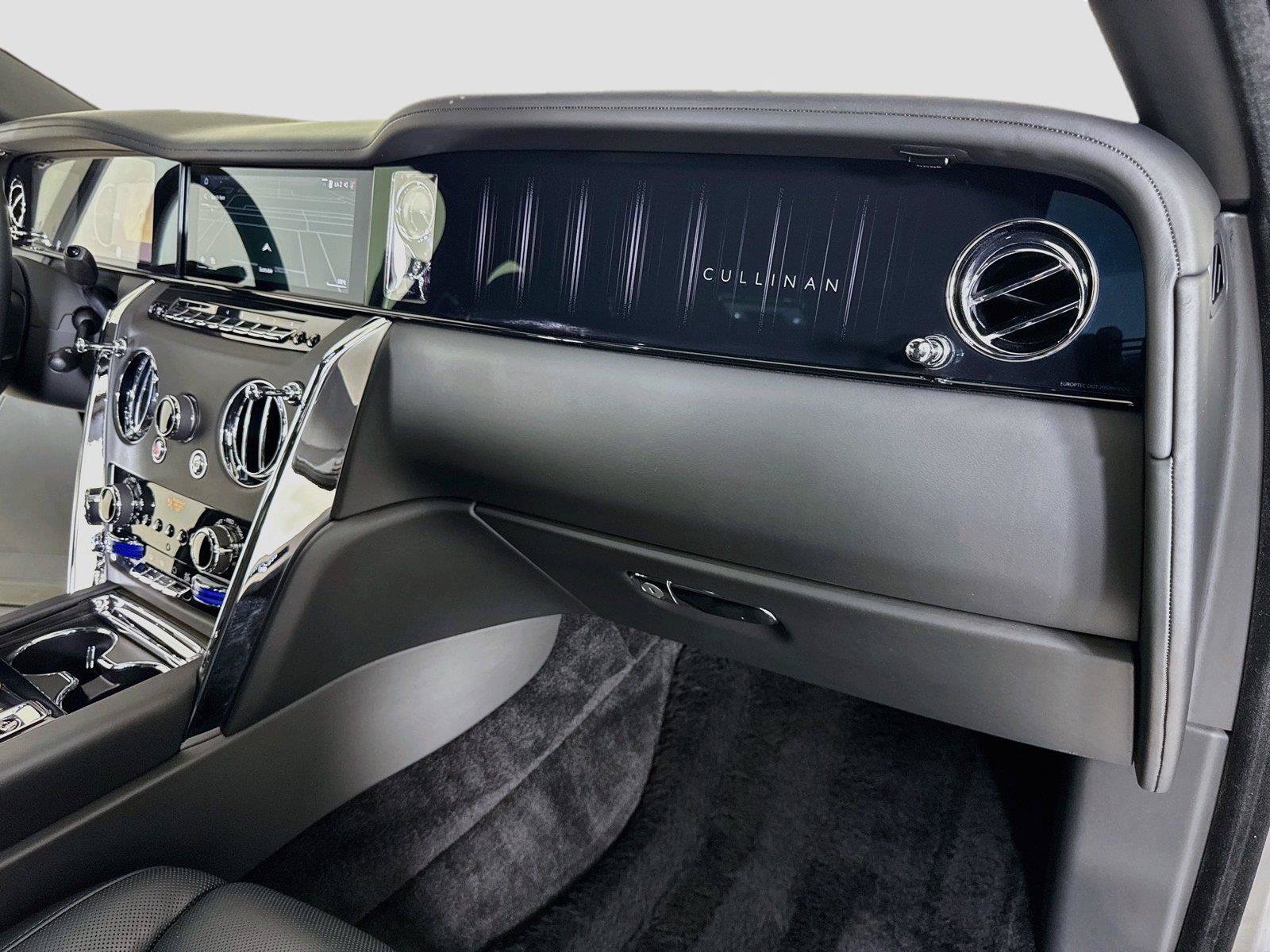 Used 2025 Rolls-Royce Cullinan AWD/4WD image 36