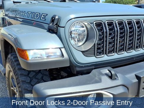 Used 2025 Jeep Gladiator Sport AWD/4WD image 12