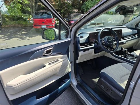 Used 2025 Kia Carnival SX FWD image 6