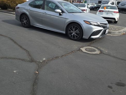 Used 2023 Toyota Camry SE image 2