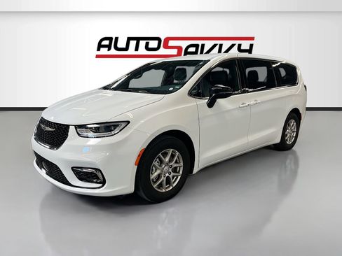 Used 2026 Chrysler Pacifica Select image 3