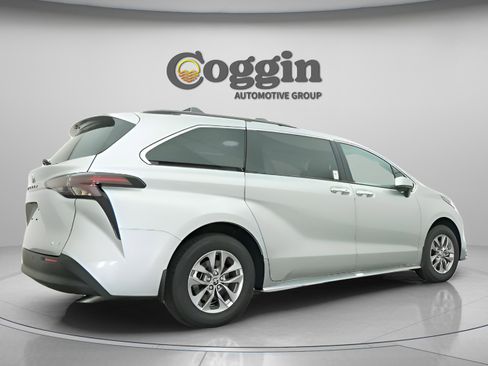 Used 2025 Toyota Sienna XLE image 17