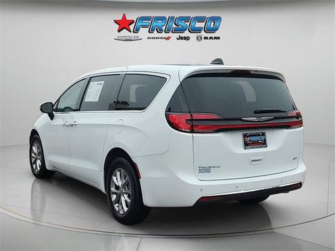 Used 2023 Chrysler Pacifica Touring-L image 7