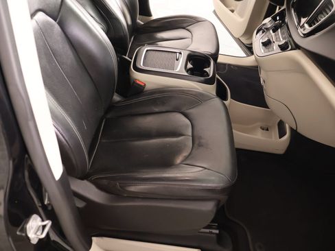 Used 2022 Chrysler Pacifica Touring-L FWD image 14