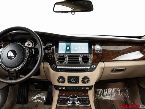 Used 2015 Rolls-Royce Wraith image 22