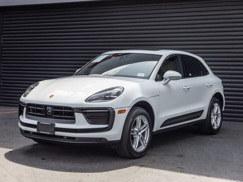 Certified 2024 Porsche Macan AWD/4WD image 1