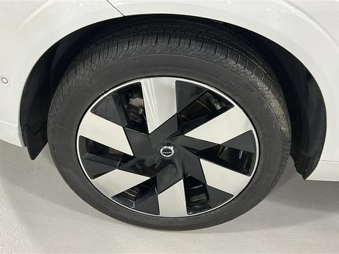 Certified 2024 Volvo XC60 T8 Plus w/ Protection Package Premier AWD/4WD image 8