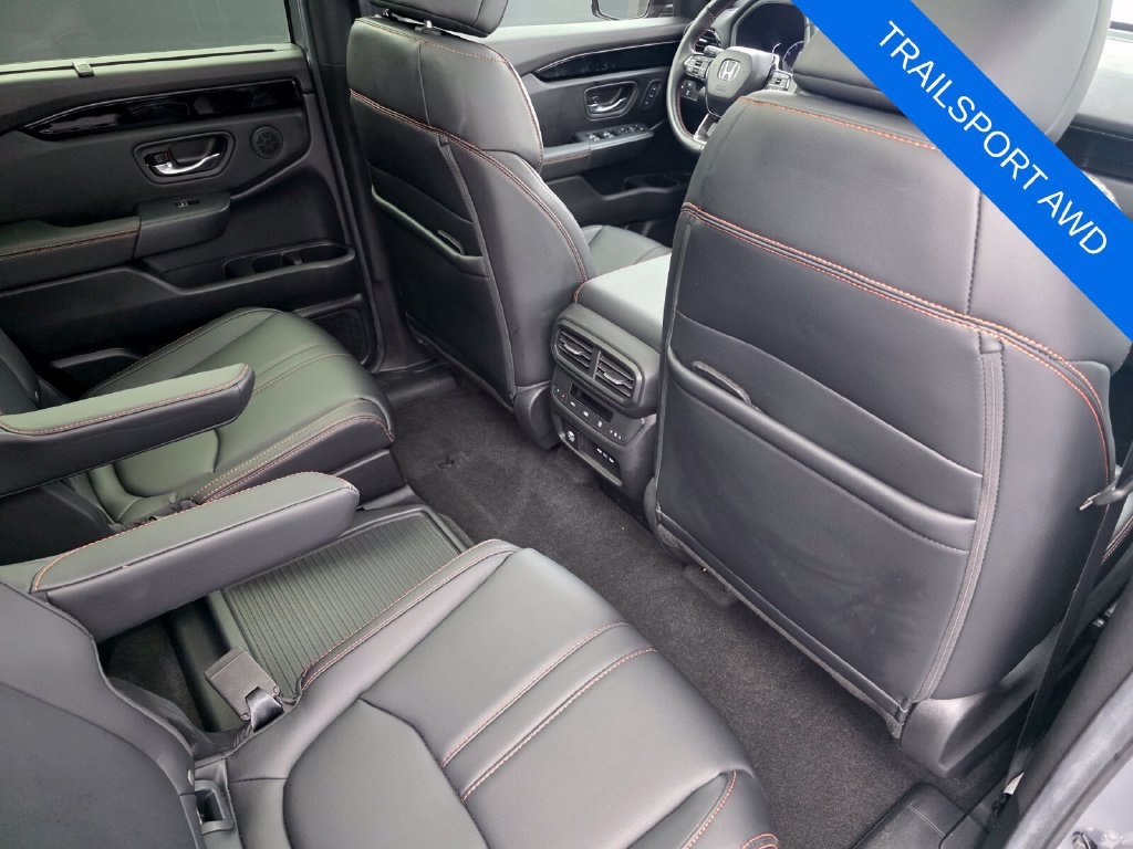 Used 2025 Honda Pilot TrailSport image 32