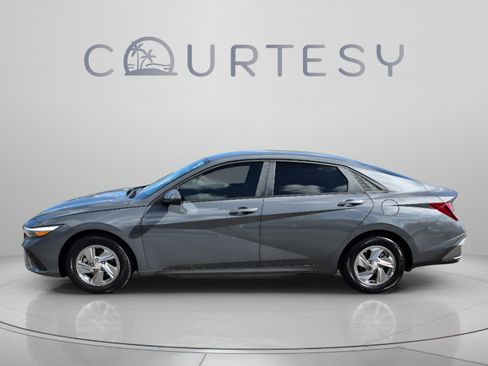 Used 2025 Hyundai Elantra SE w/ Cargo Package FWD image 2