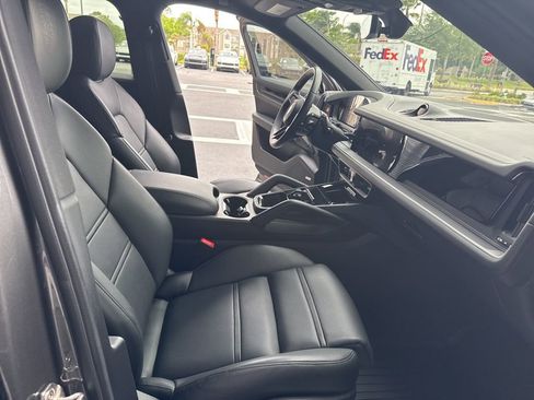 Certified 2024 Porsche Cayenne S AWD/4WD image 10