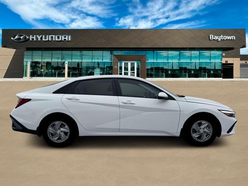 Used 2026 Hyundai Elantra SE FWD image 9