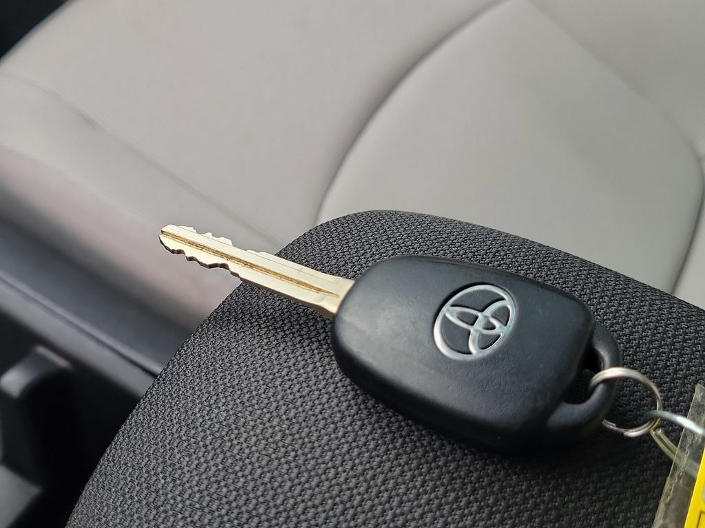 Used 2025 Toyota Corolla Cross L FWD image 31