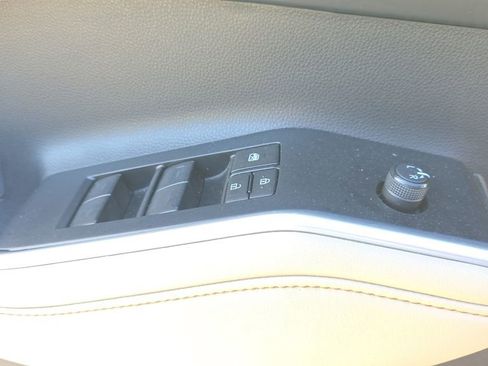 Used 2023 Toyota Highlander XLE image 28