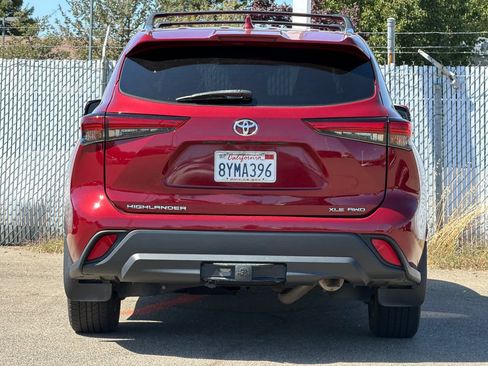 Used 2021 Toyota Highlander XLE AWD/4WD image 4