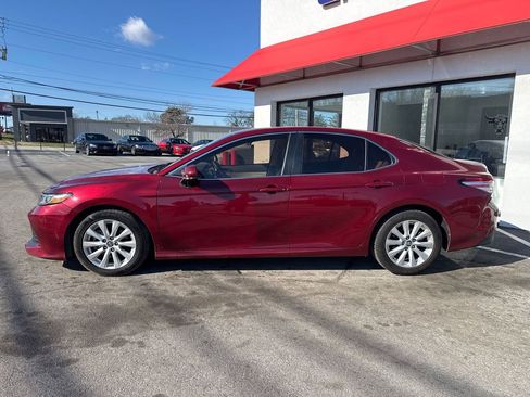 Used 2018 Toyota Camry LE image 3