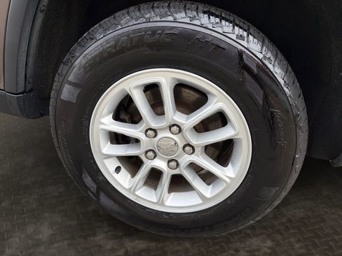 Used 2019 Jeep Grand Cherokee Laredo image 37