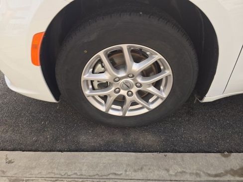 Certified 2024 Chrysler Pacifica Touring-L FWD image 9