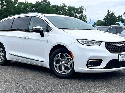 Used 2023 Chrysler Pacifica Limited FWD image 34