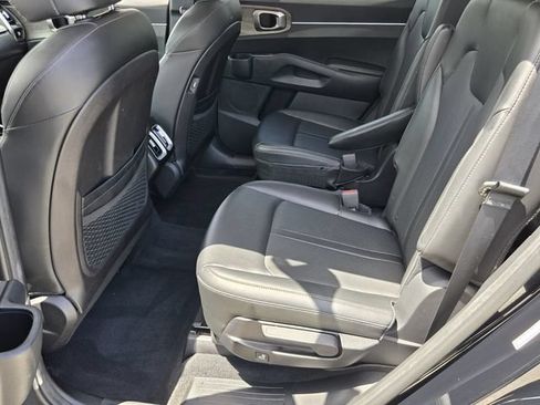 Used 2022 Kia Sorento EX w/ Panoramic Sunroof Package FWD image 11