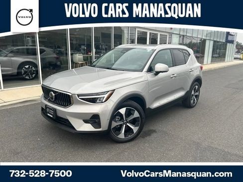Certified 2025 Volvo XC40 B5 Plus AWD/4WD image 1
