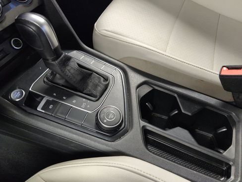 Used 2020 Volkswagen Tiguan SE w/ Panoramic Sunroof Package image 26