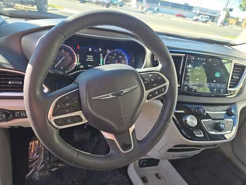 Used 2024 Chrysler Pacifica Touring-L image 13