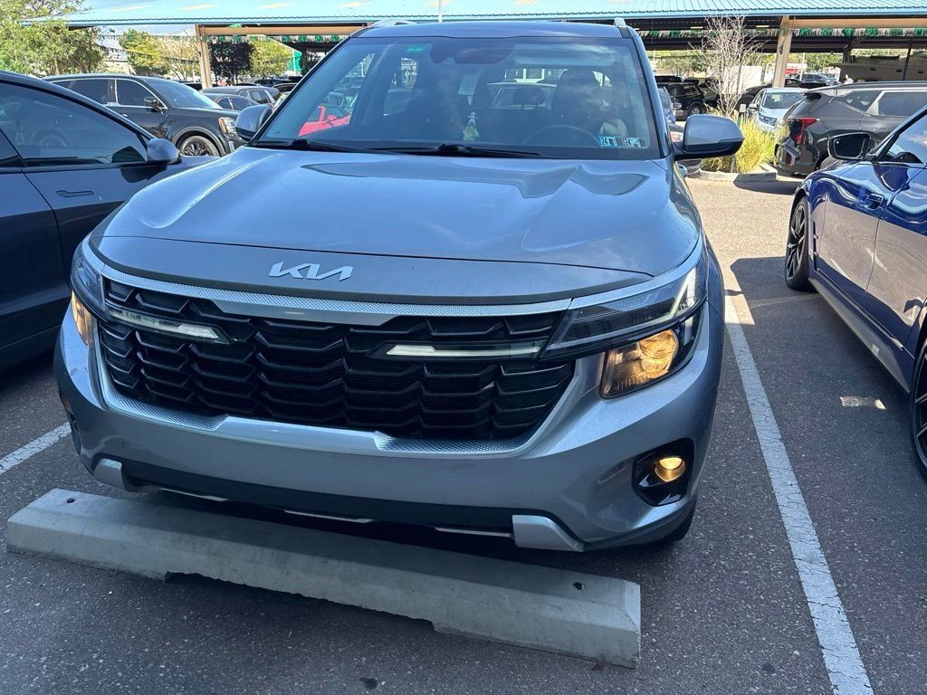 Used 2024 Kia Seltos EX AWD/4WD image 3