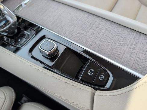 Certified 2024 Volvo XC90 B6 Ultimate AWD/4WD image 17