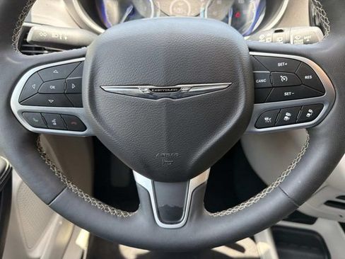 Used 2024 Chrysler Pacifica Touring-L FWD image 22