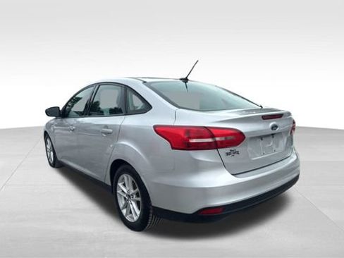 Used 2016 Ford Focus SE w/ SE Cold Weather Package image 4