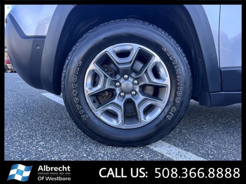 Used 2019 Jeep Cherokee Trailhawk AWD/4WD image 31