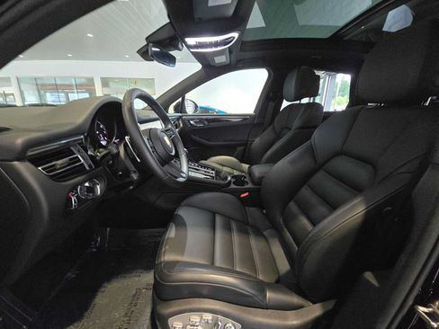 Used 2025 Porsche Macan AWD/4WD image 23
