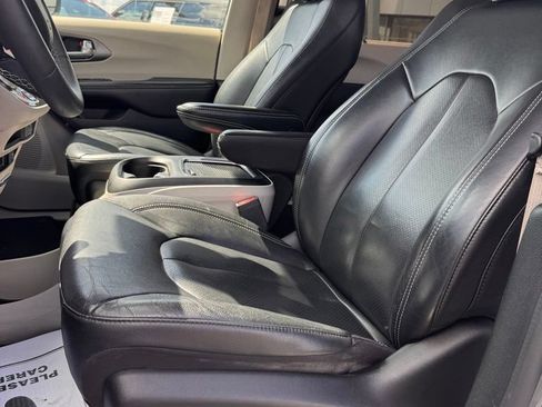 Used 2022 Chrysler Pacifica Touring-L FWD image 9